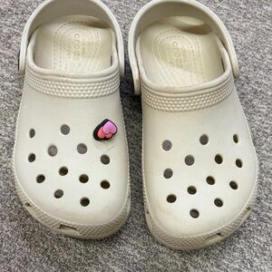 CROCS Kids Slippers - Cream with Pink Heart Charm size 11